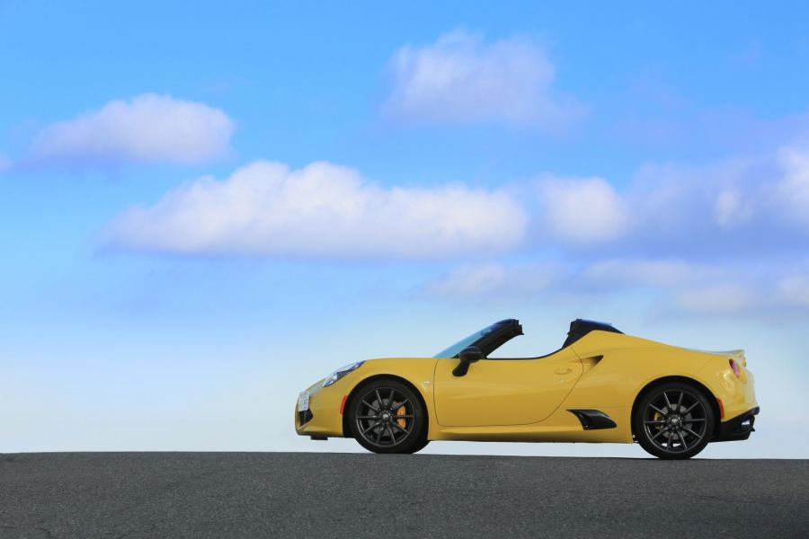  Alfa Romeo 4C Spider (960) 2015 года  (JP) (фото 5 из 9)